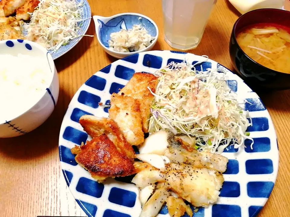 Snapdishの料理写真:タラのムニエル 鶏胸肉ガーリック焼き
白菜の味噌汁 数の子わさび和え|いちみさん