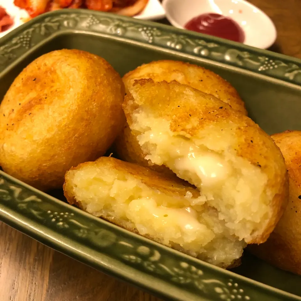 咲きちゃんさんの料理 オツな肴🍶シリーズ😁⑧モッチモチ✨カマンベールいももち #オツシリーズ|ふじこさん