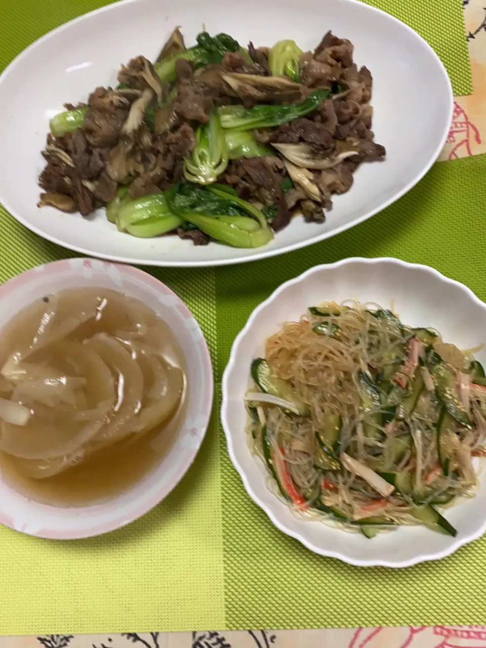 牛肉と舞茸と青梗菜の炒め物、新玉ねぎのスープ煮、春雨サラダ|peanutsさん