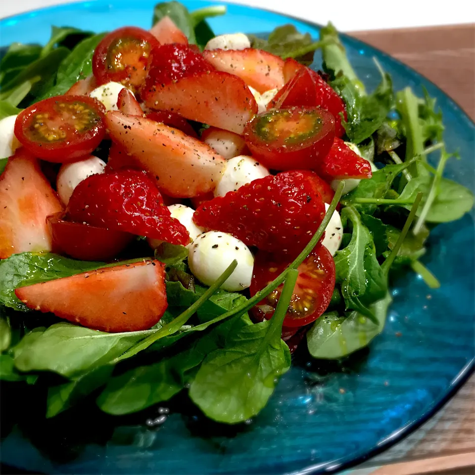 究極のいちごでカプレーゼ🍓🧀|べべべさん