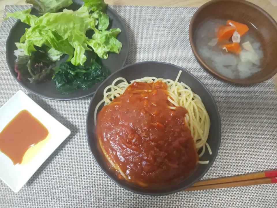 ミートソーススパゲティ
玉ねぎと人参とベーコンの煮込み
ほうれん草の塩ゆで
ちぎりレタスの海藻サラダ|あぎふぁんさん