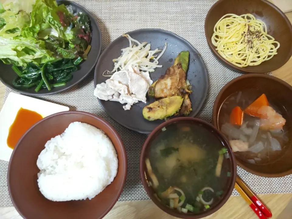 白飯
わかめの味噌汁
豚肉とアボガドの炒め
温豚しゃぶ
ゆかりスパゲティ
ほうれん草の塩ゆで
ちぎりレタスの海藻サラダ|あぎふぁんさん