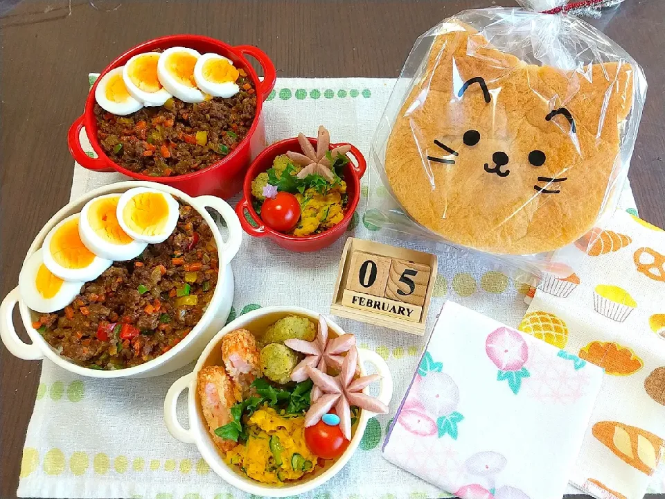 Snapdishの料理写真:🍱今日の息子弁当(兄)&自分弁当と
お礼の🐱ねこパン|tomoさん