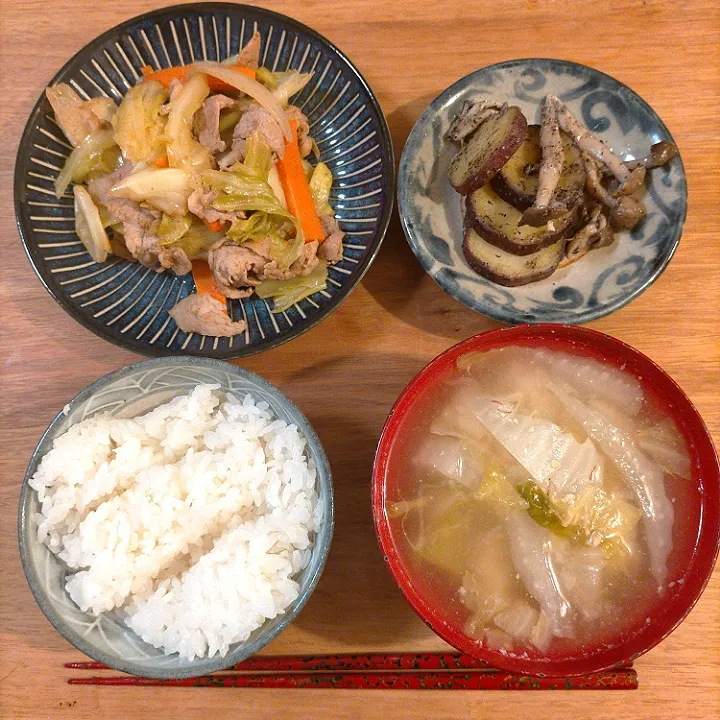 Snapdishの料理写真:豚肉と野菜の五香粉炒め／さつまいもときのこの甘辛炒め／白菜の味噌汁|ゆうこさん