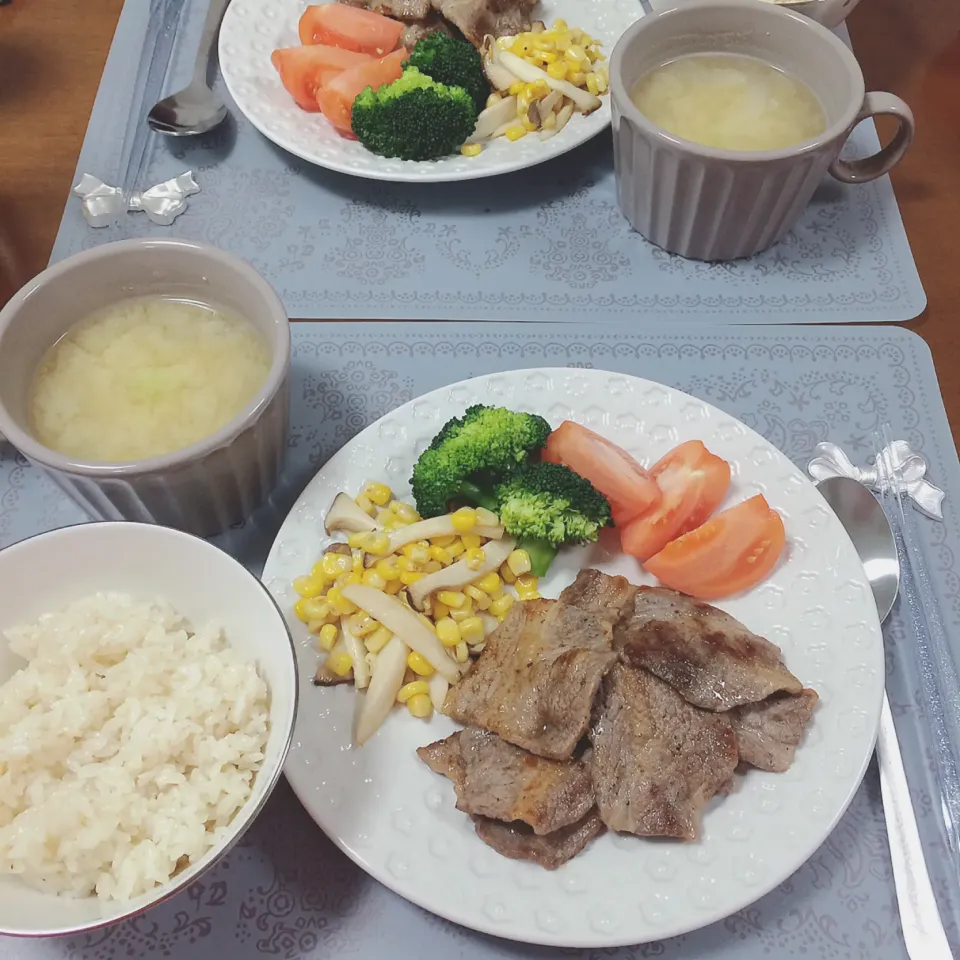 Snapdishの料理写真:牛カルビの塩胡椒焼きとガリバタライス🍚|waiwaiさん