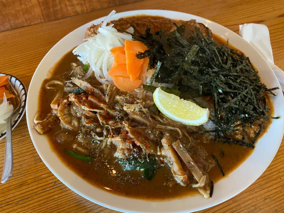 タイ風エノキホタテとキーマクラシック極辛のりだくのあいがけ🍛🔥、味玉トッピング🥚、ピクルスマシマシ🥒|buhizouさん