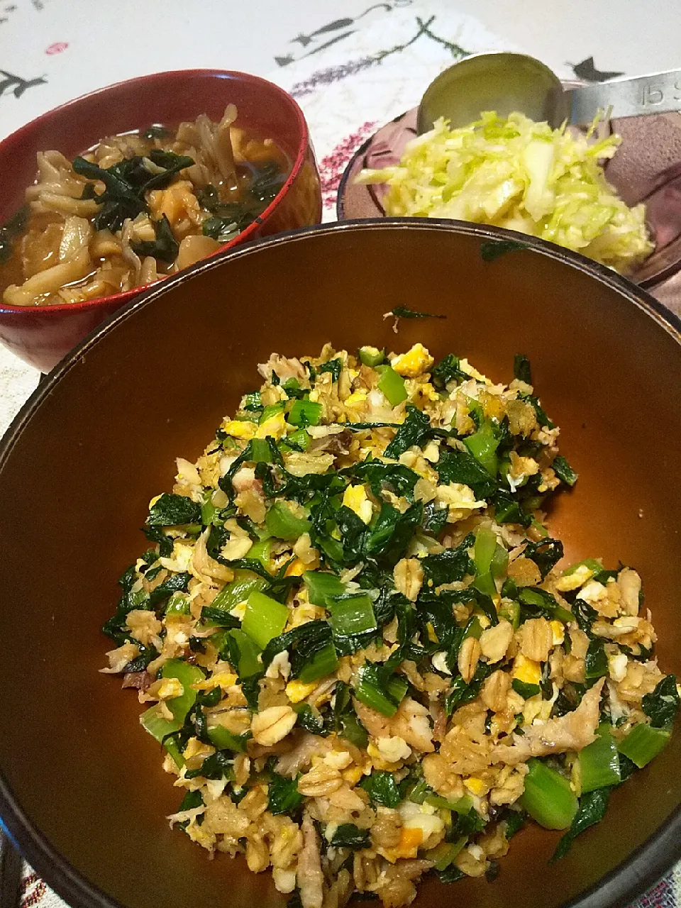 今日のお昼
※さばと小松菜のオートミール炒飯
※キノコとワカメのお味噌汁
※酢キャベツ|れあMIXさん