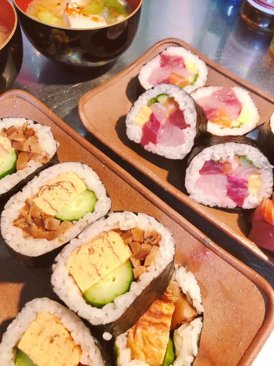 今日の昼は海鮮巻きと田舎巻き、豆腐とネギの味噌汁付き😊|海斗さん