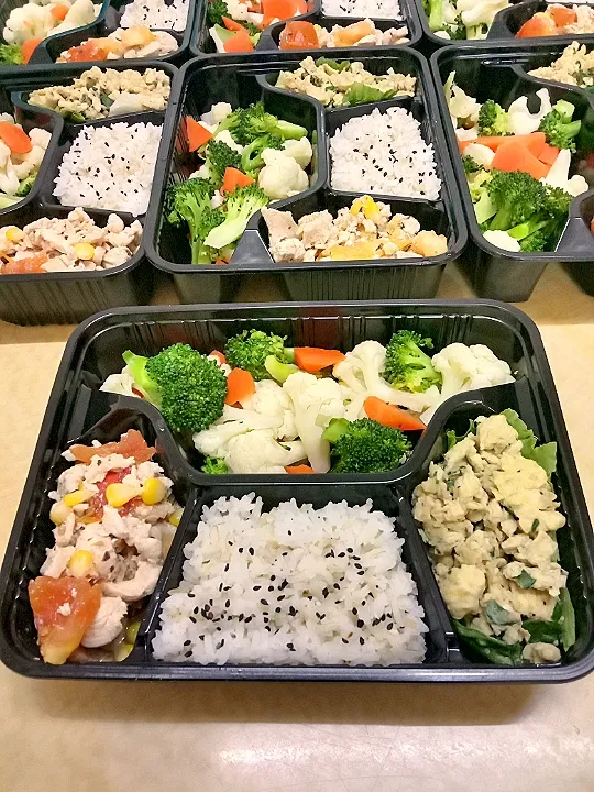 Healthy Lunch Box
@Chicken Breast with Tomatoes and Corn
@Brocoli with Cauliflower and Carrot
@Egg Vegetable
@Steady Rice|steady chanさん