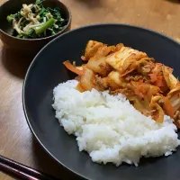 Snapdishの料理写真:豚キムチ丼&縮みほうれん草とえのきのおひたし|matchさん