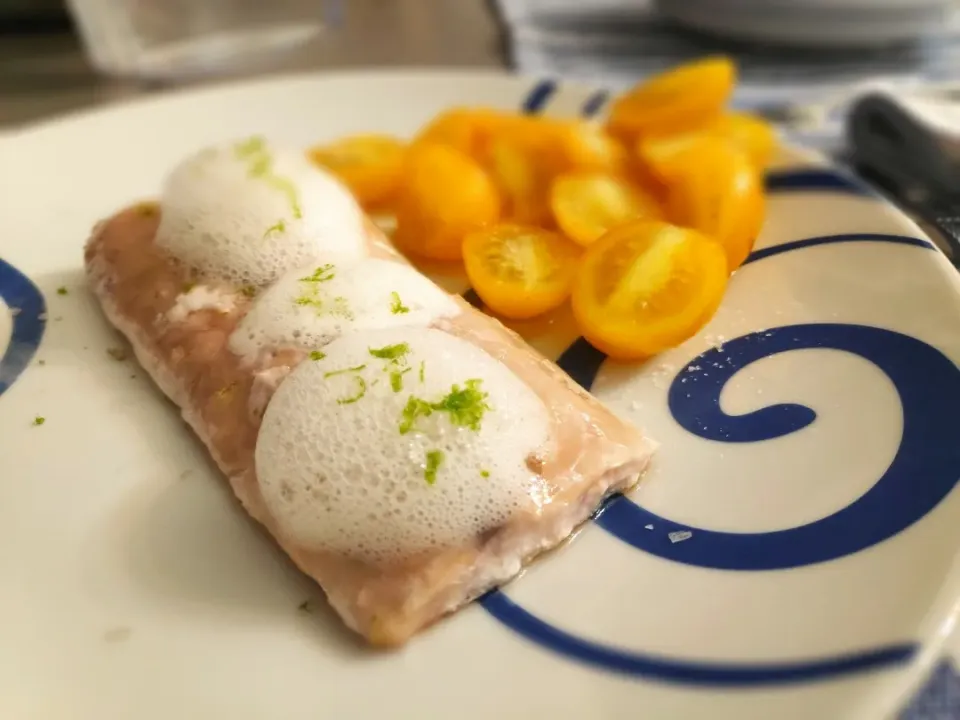 Sous vide salmon fillet with lime foam and yellow tomatoes (サーモン)|Ery_05さん