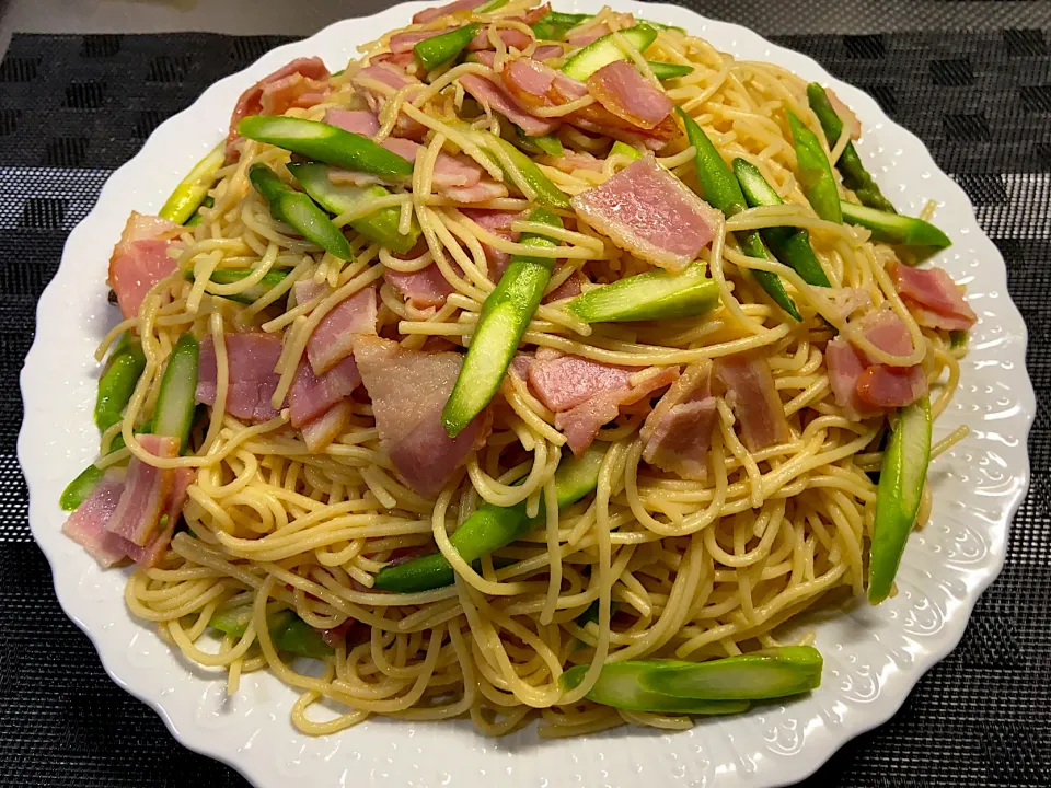 アスパラとベーコンのパスタ（ガーリックバター醤油）|ママちんさん