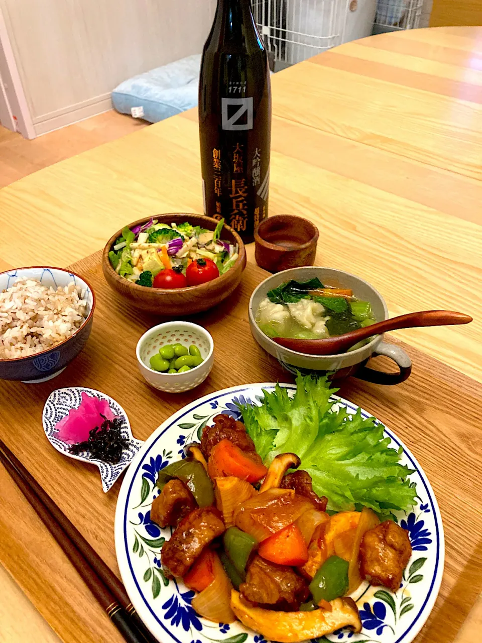 今日の夕食　酢豚　餃子スープ　サラダ　山形秘伝豆　桜漬けとラー油きくらげ　もち麦ご飯|ふわ猫はなちゃんさん