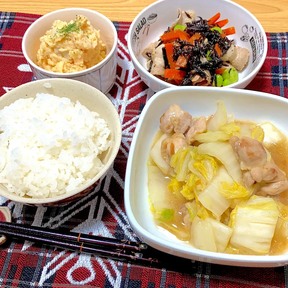 Snapdishの料理写真:白菜と鶏の梅肉あんかけ、ひじきと豚バラの胡麻ポン酢あえ、たらもサラダ|ツインうさぎさん