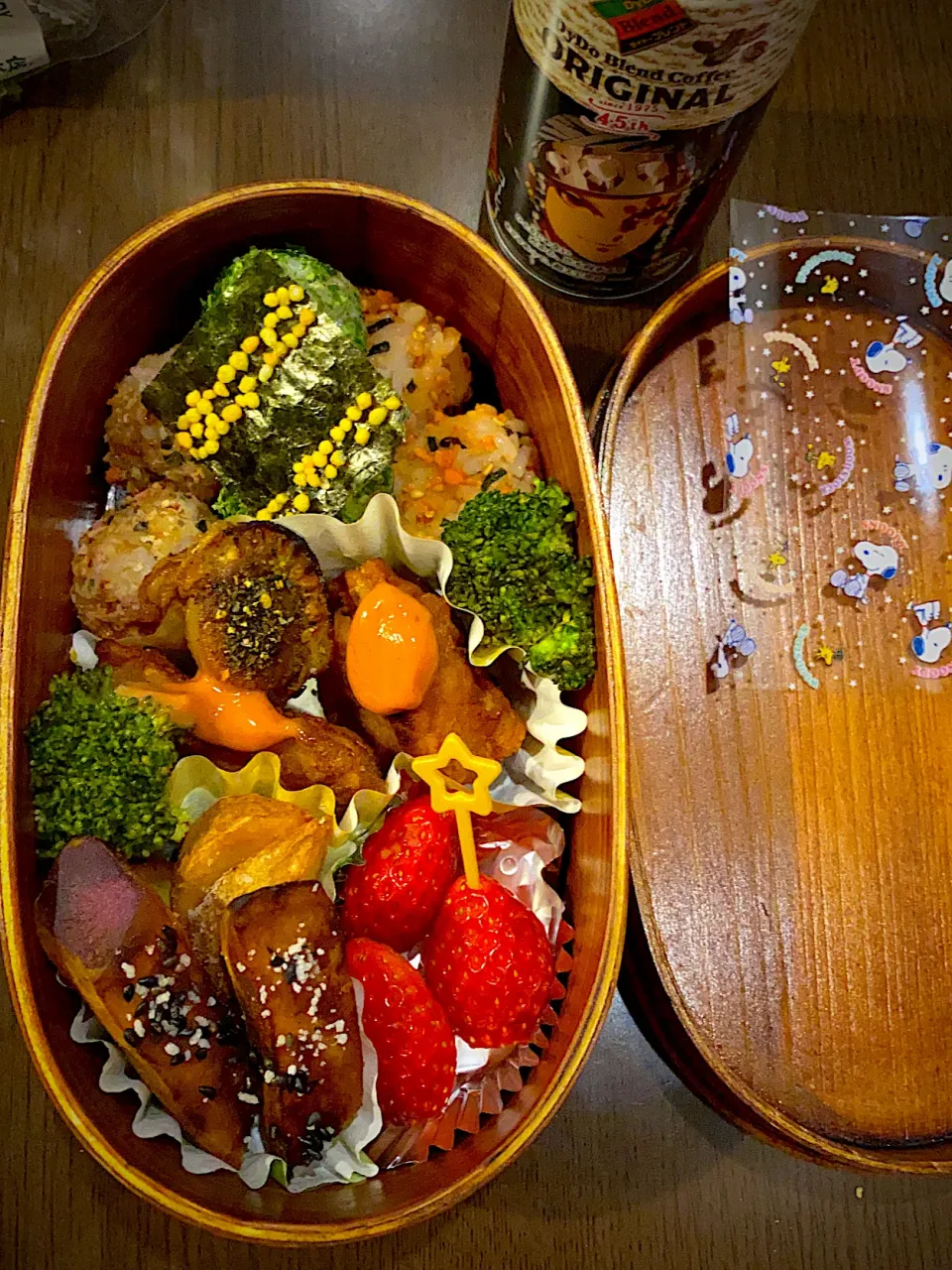 お弁当🍱　プチむすび　鮭　青海苔　もんじゃふりかけ　フライドチキン　オーロラ辛ソース　帆立ロースト　抹茶七味唐辛子　フライドポテト　クレイジーソルト　薩摩芋素揚げ　胡麻塩　蒸しブロッコリー　苺　コーヒー|ch＊K*∀o(^^*)♪さん