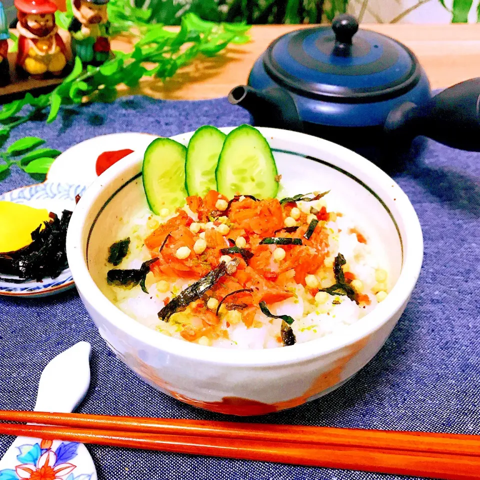 朝から焼いた塩鮭を崩して🍚🐟鮭茶漬けにしました。　いただきま〜す。😋|Sの食卓さん