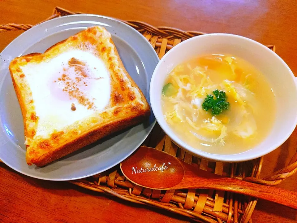 朝ご飯が無くなったのて、旦那さんの朝食はパンに変更しました★きっと物足りないね~!!
我が家定番のマヨネーズと半熟たまごにブラックペッパーかけての中華スープ〜♡(ฅ･ิω･ิฅ)|yuriさん