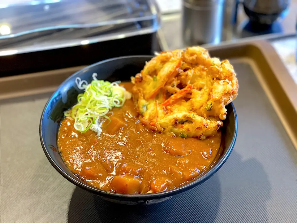 カレーそばにかき揚げ|マハロ菊池さん