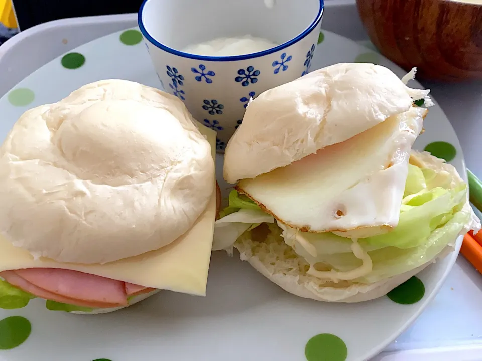 白い食卓ロールのバーガー|あんこさん