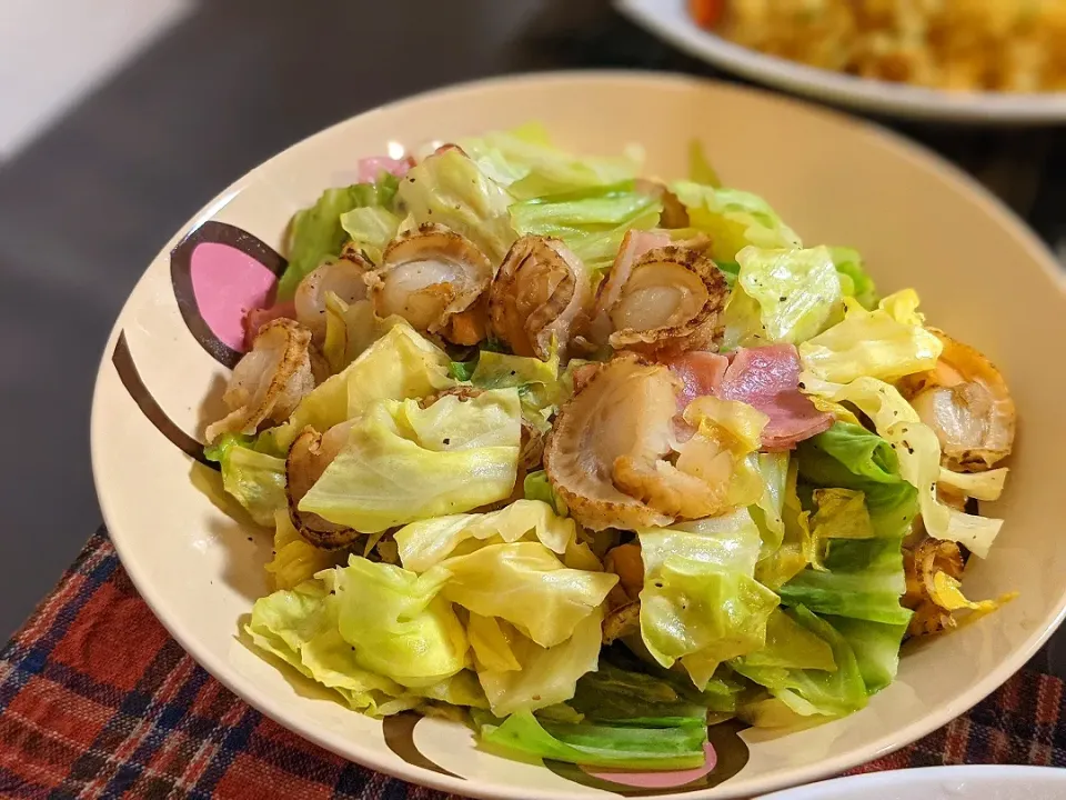 Snapdishの料理写真:ホタテとベーコンとキャベツのバター醤油炒め☆*°|奈津美さん