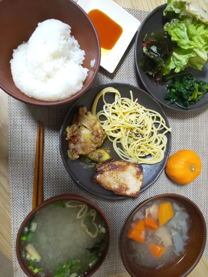 白飯
わかめの味噌汁
ポークステーキ
豚肉とアボガドの炒め
ごま塩スパゲティ
玉ねぎと人参とベーコンの煮込み
ほうれん草の塩ゆで
ちぎりレタスの海藻サラダ
みかん|あぎふぁんさん