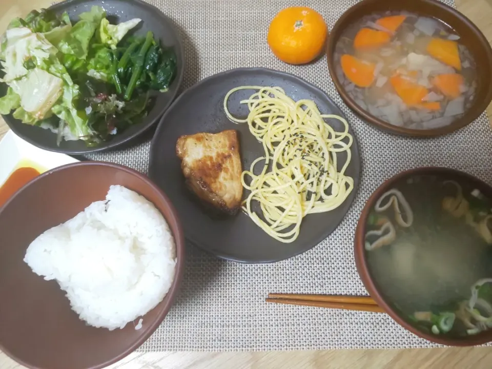 白飯
わかめの味噌汁
ポークステーキ
ごま塩スパゲティ
玉ねぎと人参とベーコンの煮込み
ほうれん草の塩ゆで
ちぎりレタスの海藻サラダ
みかん|あぎふぁんさん