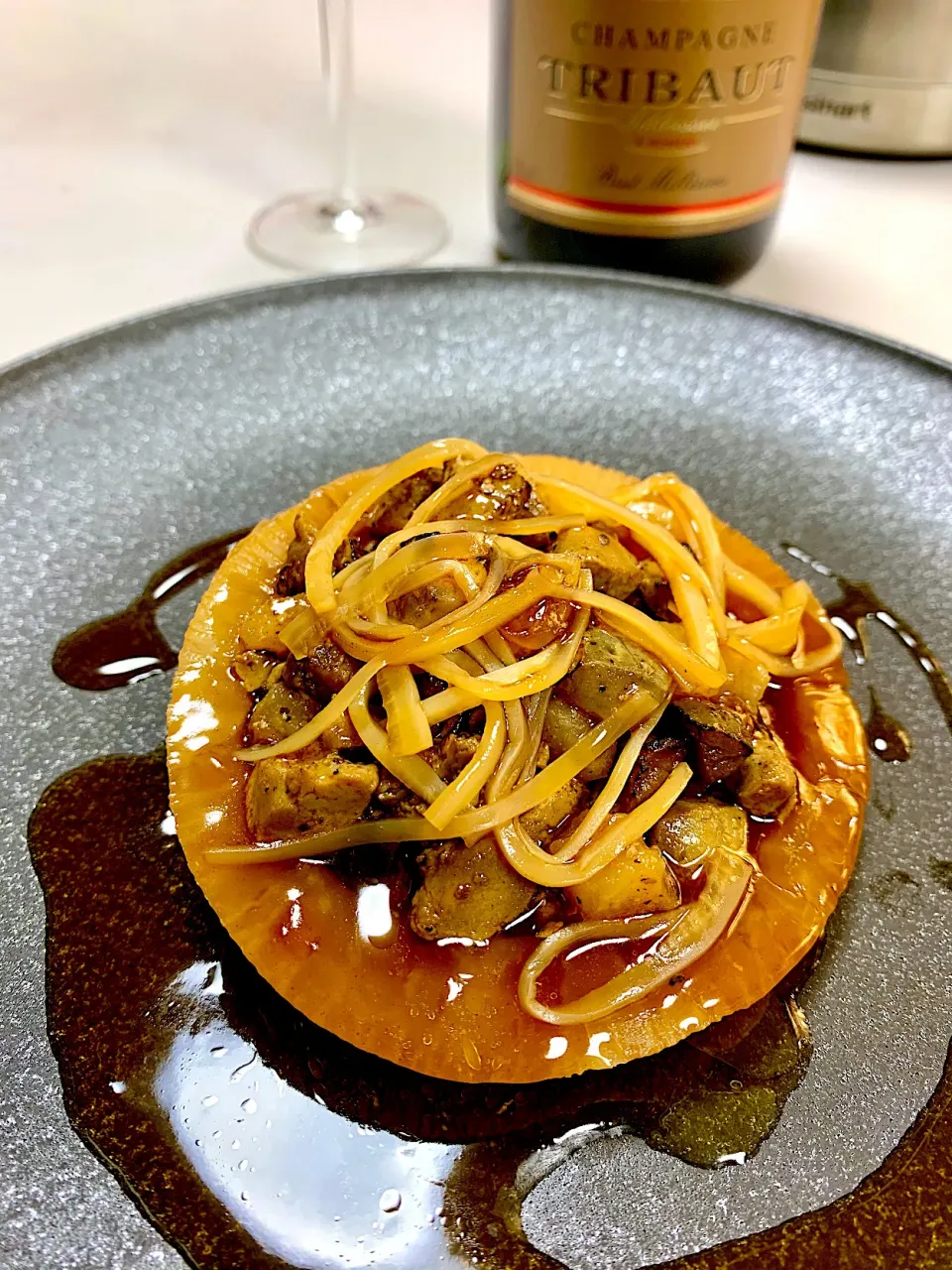 Dashi Shoyu Braised Daikon Radish Topped with Foie gras|gonbenさん