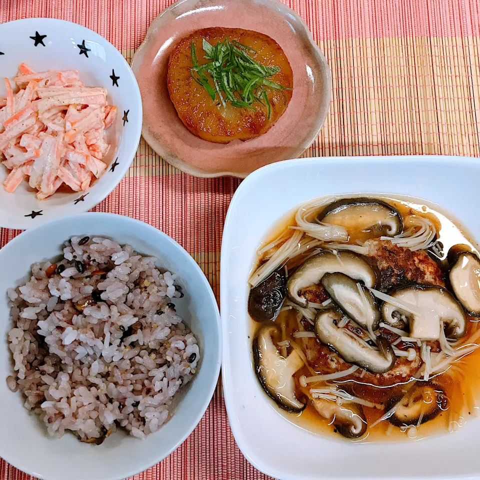 豆腐ハンバーグのきのこあんかけ♡大根ステーキ♡にんじんサラダ♡|まゆかさん