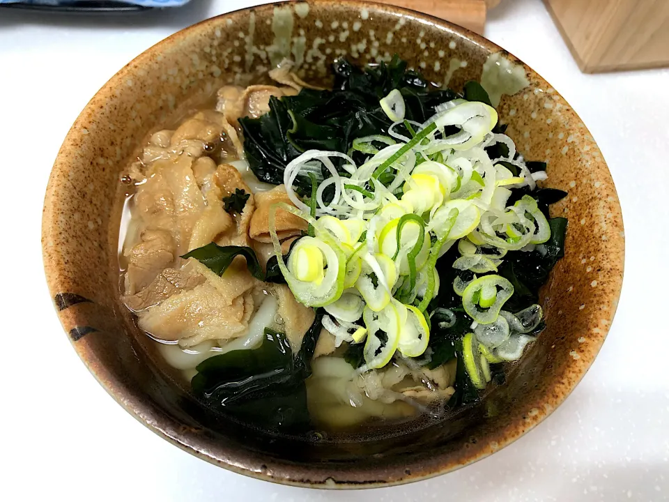 肉うどんにわかめトッピング|しのぶさん