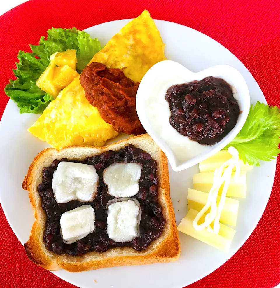 朝カレー181日目😋もやし人参ソテーオムレツにスパイスチキンカレーがけ🍛粒あんパン🍞にお餅乗っけ😋粒あんヨーグルト😋セロリマヨ😋👍❤️小豆の力💪❤️解毒作用、利尿作用、発疹、吹き出物、腫れ物の改善、便秘、肌荒れ、高血圧の方におすすめ❤️|HAMI69さん