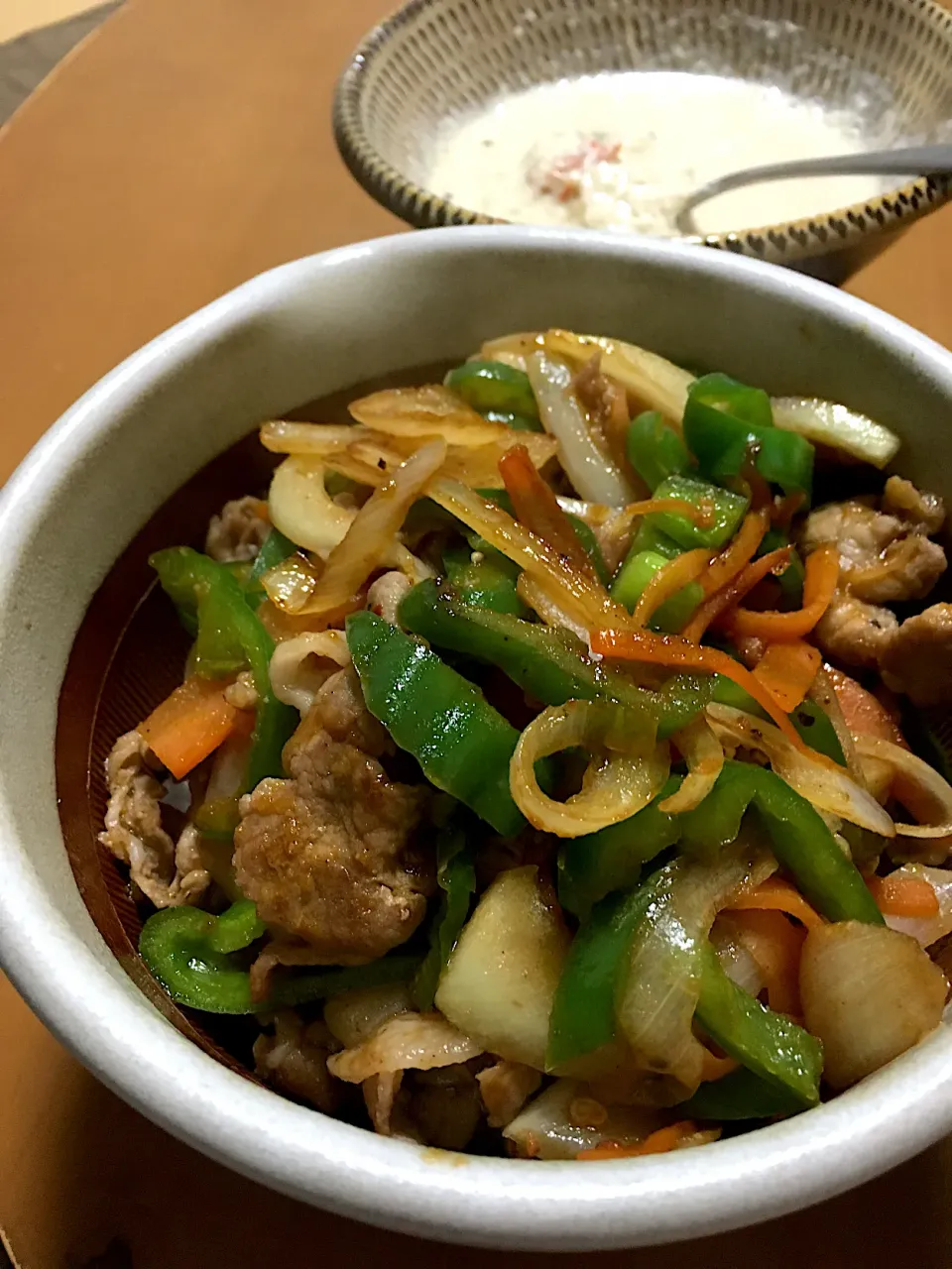 Snapdishの料理写真:お昼ご飯💗お野菜多めの焼肉丼とシェントウジャン(´>∀<｀)ゝ))手抜きだよ〜ｴﾍﾍ|さくたえさん