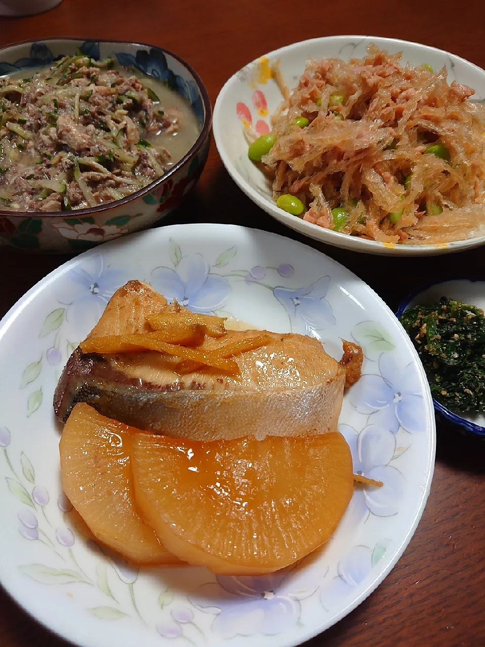 ぶり大根
イワシ缶とキュウリ和え物
春雨とツナサラダ
ほうれん草胡麻和え|ぱやさん