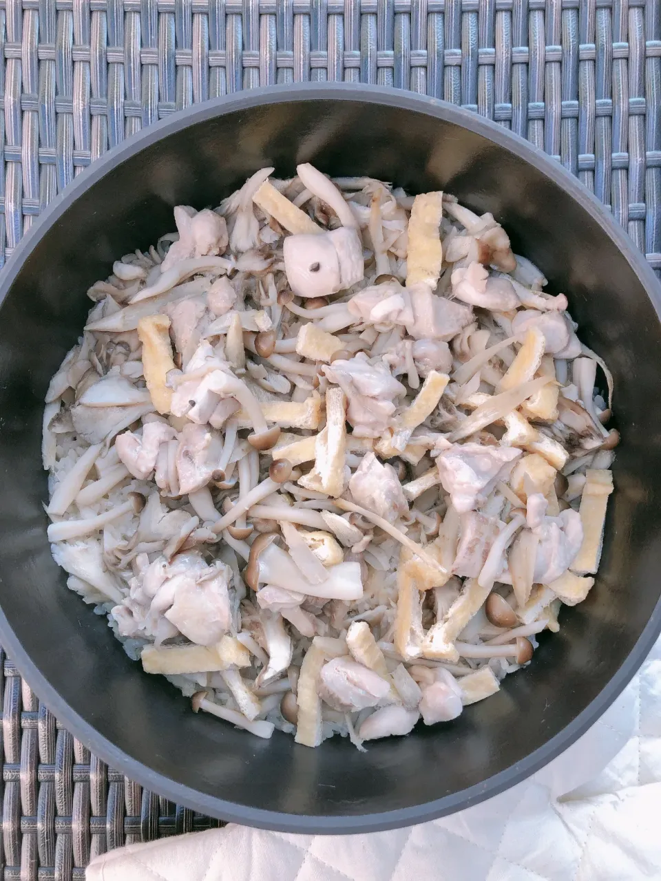 Seasoned rice with burdock root, some Japanese mushrooms and chicken|taka-chanさん