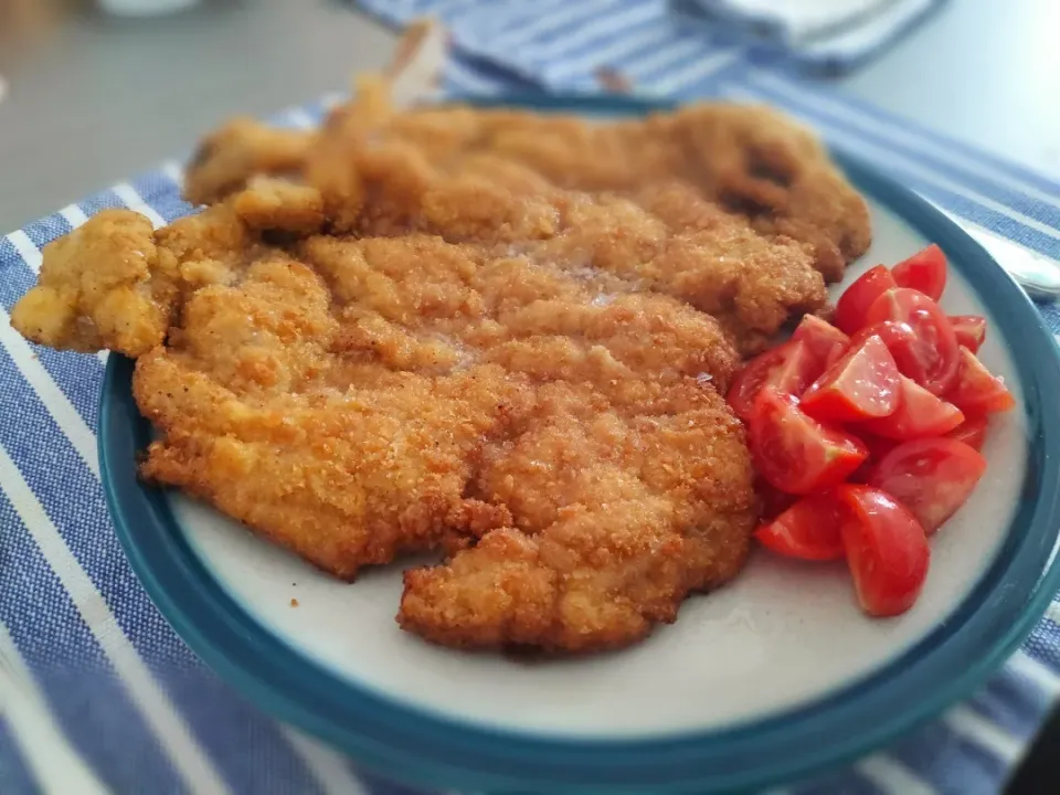 Snapdishの料理写真:Milanese-style cutlet with red cherry tomatoes (カツレツ)|Ery_05さん