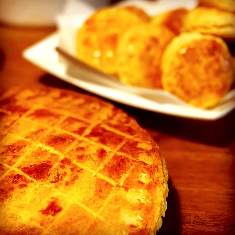 Snapdishの料理写真:Homemade Apple 🍎 Pie made to order for a dear friend of mine 
And homemade Scones just for fun 🤩 
#applepie #scones #homebaking #chefemanuel  #ilovecooking|Emanuel Hayashiさん