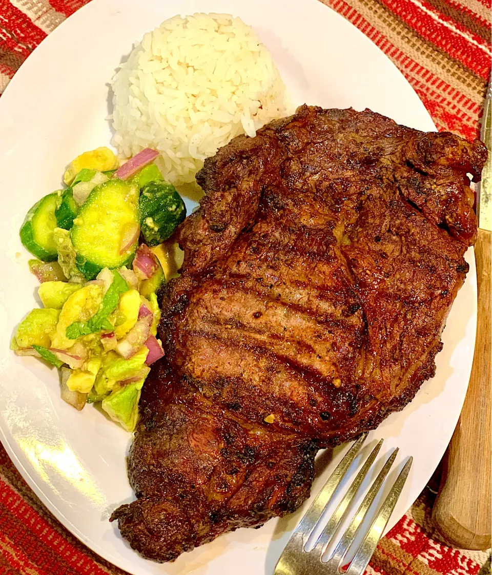 Ribeye Steak 🥩 with Cucumber 🥒,Avocado Salad 🥗 and steamed rice 🍚 on the side|Alma's Home Kitchenさん