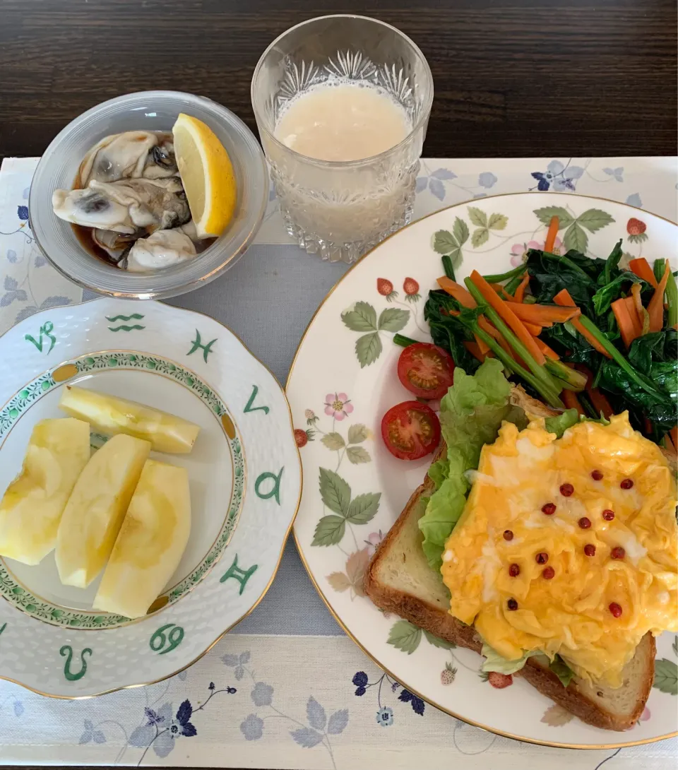 Snapdishの料理写真:サンデーモーニング❣️大好きな生牡蠣も添えて✌️|tamemitiさん