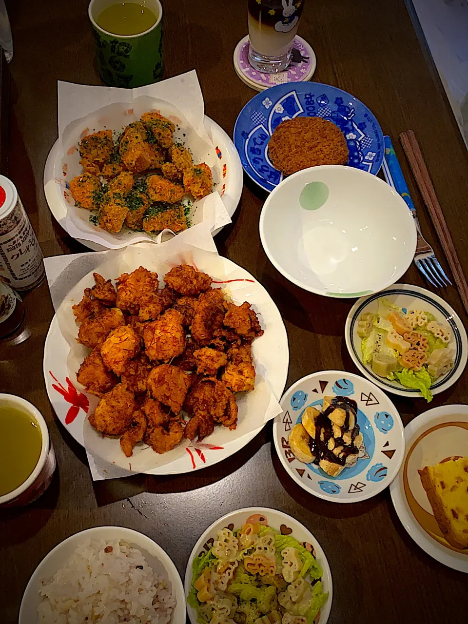 Snapdishの料理写真:塩麹唐揚げ　青海苔がけ　豆板醤醤油唐揚げ　　マカロニサラダ🥗　チョコバナナ　オレンジピールパウンドケーキ　十六穀ごはん　お茶🍵|ch＊K*∀o(^^*)♪さん