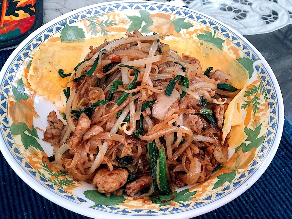 Snapdishの料理写真:パッタイ🇹🇭卵焼き付きバージョン😋|アライさんさん