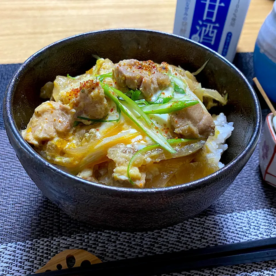 Snapdishの料理写真:砂糖、味醂、出汁要らずでも旨みたっぷり！甘酒で作る親子丼🐔|sakurakoさん