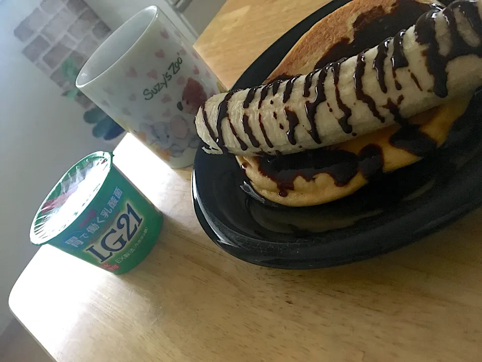 休日おひとり朝ごはん🥞チョコバナナホットケーキと珈琲、ヨーグルト☺︎|さくたえさん