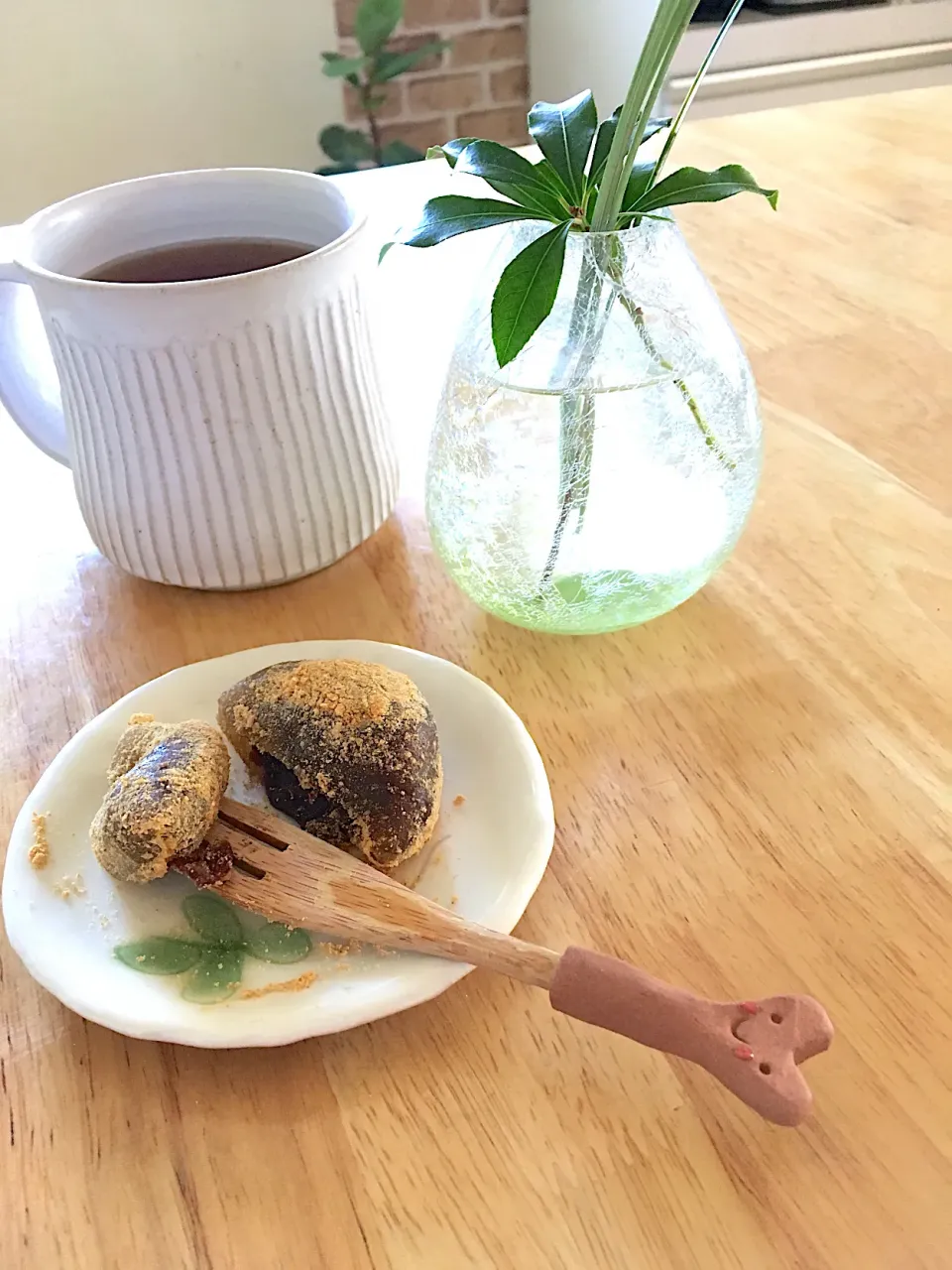 おやつ🤤葛餅の中にこしあん(きな粉まぶし)ほうじ茶と。|さくたえさん