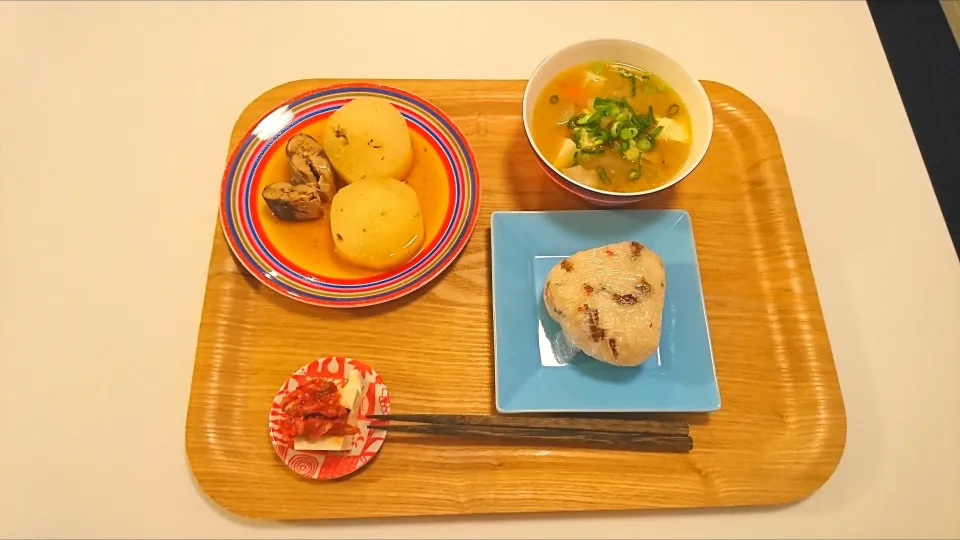 今日の夕食 サバ缶と大根の煮物、松茸ご飯のおにぎり、豚汁、キムチのせ冷奴|pinknari🐰🌈さん