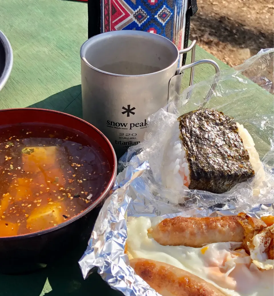 早起きして鮭のおにぎり作って、小仏城山の山頂のお茶屋さんのなめこ汁での朝食☀️|sudachiさん