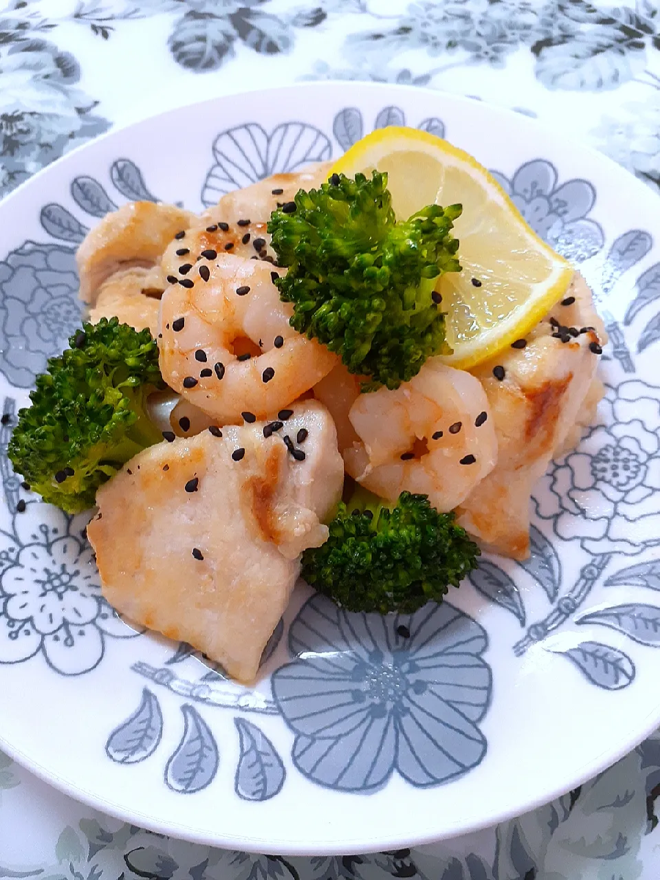 Snapdishの料理写真:🔷しっとり柔らか🐓鶏むね肉と🦐海老の自家製塩🍋レモン炒め🔷|@きなこさん