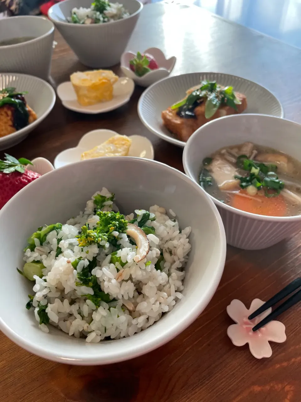 Snapdishの料理写真:なたね飯、けんちん汁、厚揚げの味噌だれかけ、いちご|ＭＡＲＵＥ家の食卓さん