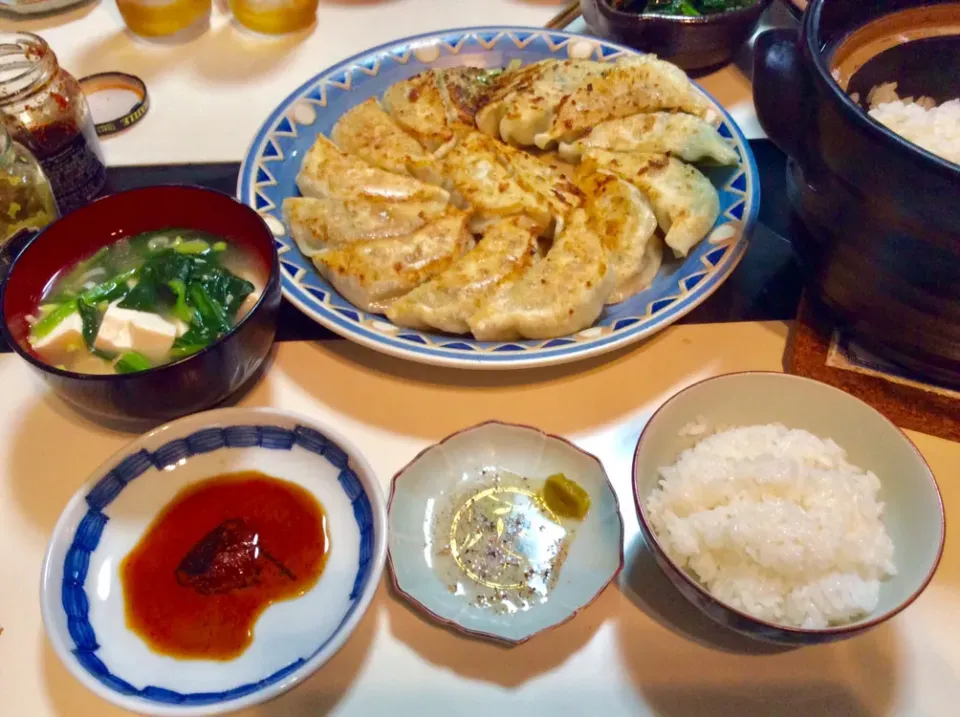 お家で焼き餃子                                                     醤油-ラー油-酢 のタレと柚子胡椒-酢 のタレで|Takeshi  Nagakiさん