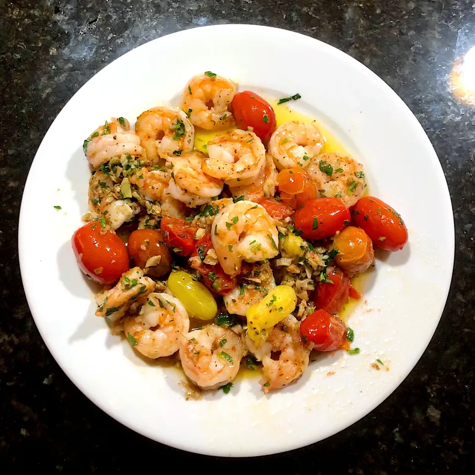 Shrimp, sautéed with garlic, tomatoes and finished with fresh parsley.|ernest ristiさん