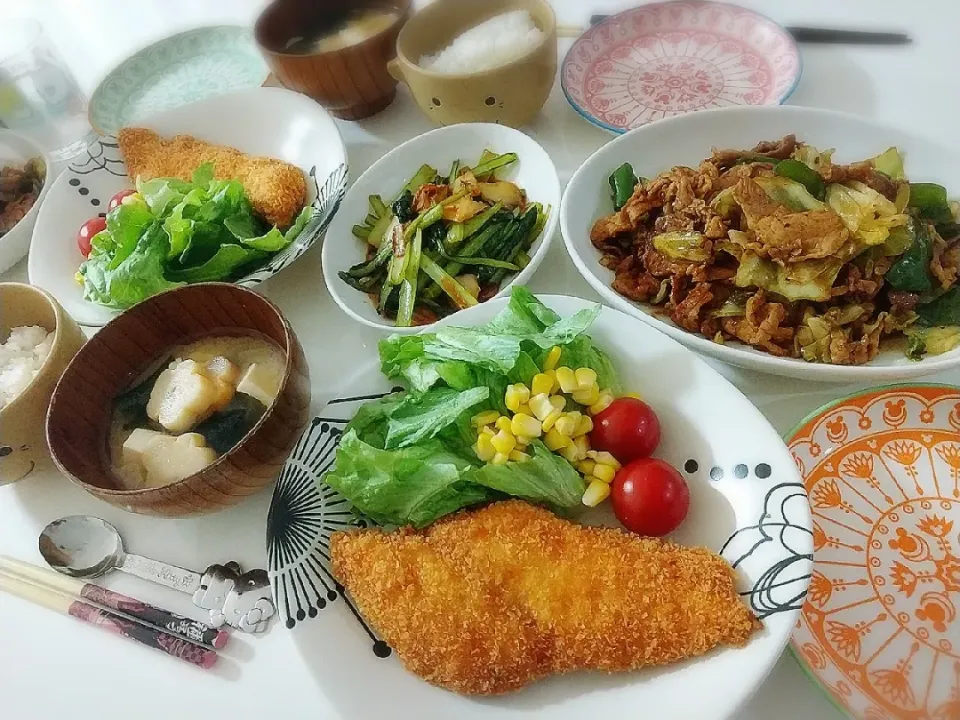 夕食(*^^*)
サーモンフライ&サラダ🥗
回鍋肉
小松菜のキムチの中華炒め
お味噌汁(豆腐、ワカメ、小花麩)|プリン☆さん