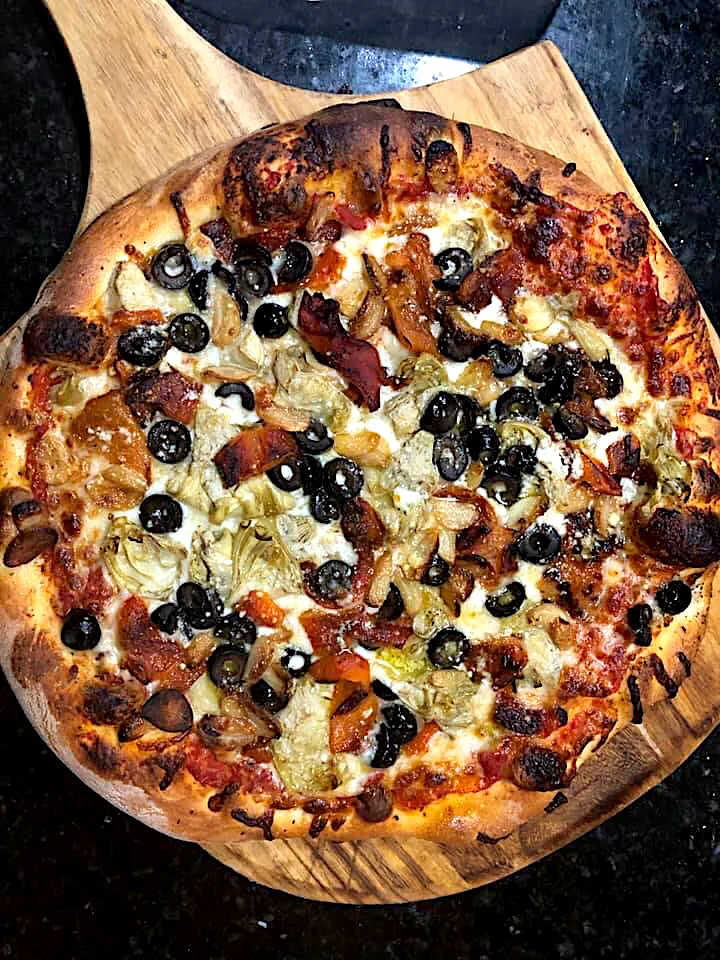 Mediterranean pizza.  Homemade Roasted garlic,pepper with olives and artichoke hearts.|ernest ristiさん